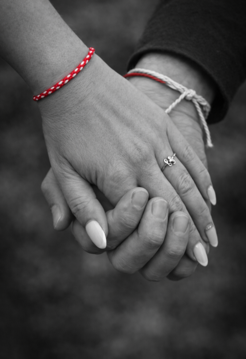 Защо носим мартеница? Легендата за белият и червеният конец и нейната сила днес.