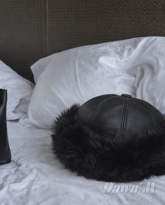 Дамска шапка агнешка кожа ARCTIC BLACK - 1